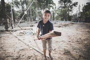 el concepto de trabajo infantil ilegal, los niños se ven obligados a trabajar en la construcción. violencia infantil y tráfico, día de los derechos el 10 de diciembre