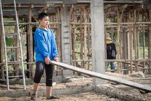 contra el trabajo infantil. niños que trabajan duro en las obras de construcción. trabajo infantil foto