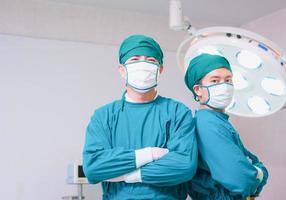 equipo de médicos de pie con los brazos cruzados, médicos profesionales que realizan cirugía. foto