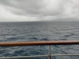 vista al mar desde el barco foto