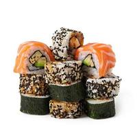 maki sushi aislado en blanco