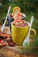 chocolate caliente y pan de jengibre navideño foto