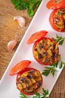 tomates al horno rellenos de berenjena y champiñones foto