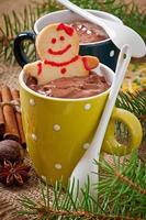 chocolate caliente y pan de jengibre navideño foto