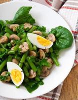 ensalada de hongos con judías verdes y huevos foto