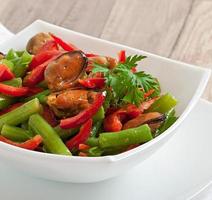 ensalada con mejillones, judías verdes y pimentón foto