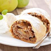 strudel de manzana con helado foto