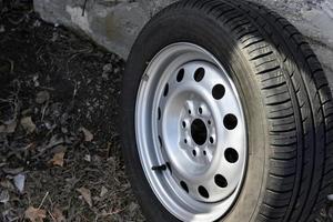 neumático nuevo con goma en el disco de hierro del coche foto