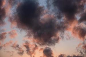 colorido cúmulo de nubes oscuras en el cielo por la noche foto