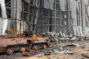 guerra destruida en el aeropuerto de ucrania por tropas rusas foto