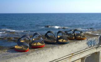 colección de sandalias de hombre en diferentes colores para las vacaciones de verano en la playa foto