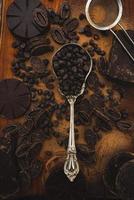cuchara de plata llena de chispas de chocolate negro foto