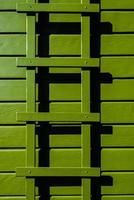 Detalle exterior de la casa de madera pintada de color verde foto