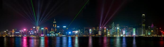 panorama del horizonte de hong kong con espectáculo de sinfonía de luces, el espectáculo de sinfonía de luces es un espectáculo de luces espectacular y una de las atracciones turísticas más populares de hong kong foto