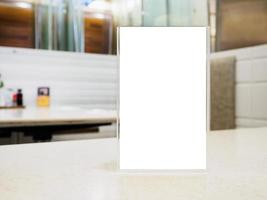 marco de menú en blanco en la mesa en el restaurante cafetería foto