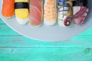 sushi en fondo de madera foto