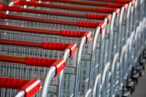 carros de compras en un estacionamiento foto