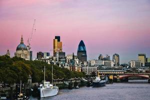 Londres, Reino Unido, 2005. Crepúsculo descendiendo sobre la ciudad foto