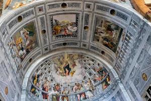 verona, italia, 2016. vista interior de la catedral de verona foto