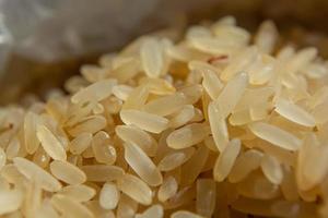arroz seco en un primer plano de bolsa. foto