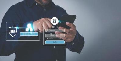 inicio de sesión de hombre de negocios para identificación. contraseña para el sistema de seguridad mediante el uso de protección de teléfonos inteligentes con 2fa. acceda al sistema de seguridad digital en línea para finanzas e inversiones en banca móvil para el futuro. foto