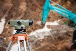 equipo topógrafo teodolito en el sitio de construcción foto