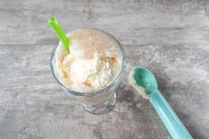 flotador de cerveza de raíz con helado de vainilla y cuchara foto