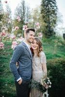 retrato de sol de la novia y el novio felices al aire libre en un lugar natural al atardecer. cálido verano foto