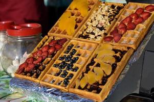 primer plano de gofres tradicionales rústicos en el festival de comida callejera. servicio de cocina al aire libre gastronomía y concepto de comida para llevar foto