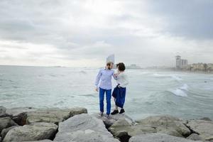 una pareja amorosa, un hombre y una mujer que disfrutan de las vacaciones de verano en una playa paradisíaca tropical con agua clara del océano y vistas panorámicas foto