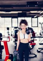 mujer deportiva en gimnasio foto