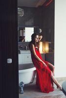 sexy mujer de pelo rizado con un vestido rojo foto
