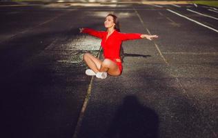 mujer joven sonriente disfrutando del yoga foto