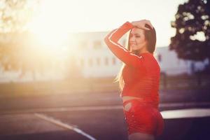 mujer deportiva sonriente foto