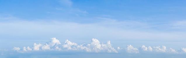 hermoso panorama cielo azul y nubes con fondo natural de luz del día. foto