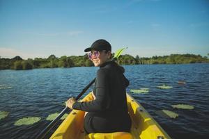 mujer navegando en kayak de mar en la laguna de agua dulce rayong tailandia foto
