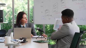 joven empleado hablando con el gerente en la oficina video