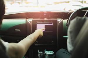 pantalla táctil de mujer en un coche para la dirección. foto