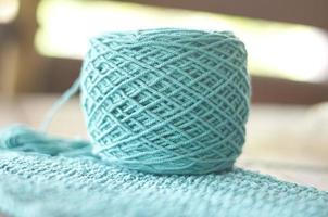 Cuerda teñida de azul para crochet. artesanías de tejido de cuerdas. foto