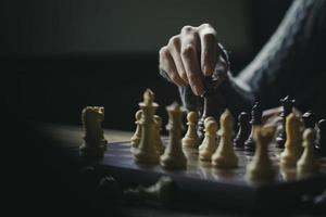 primer plano mano de mujer joven jugando ajedrez para el concepto de ganador de la competencia de desafío empresarial foto