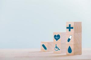 iconos de emoticonos símbolo médico de atención médica en bloque de madera, concepto de seguro médico y de atención médica foto