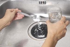 pour a spoon of baking soda and a glass of vinegar respectively into the drain of the sink, kitchen tips for effectively get rid of unpleasant smell
