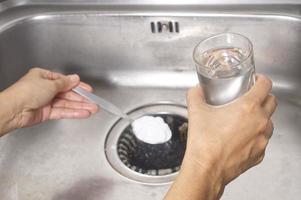pour a spoon of baking soda and a glass of vinegar respectively into the drain of the sinks, kitchen tips for effectively get rid of unpleasant smell photo