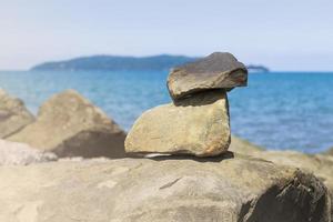 piedras apiladas una encima de la otra con azul océano foto