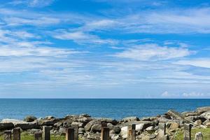 mar azul bajo cielos azules con nubes blancas en la playa de tanjung aru, borneo, sabah, malasia. foto