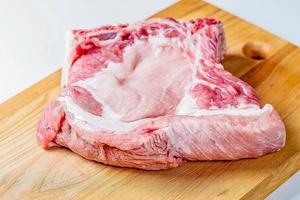 sabrosa carne de ternera cruda en tabla de cortar de madera
