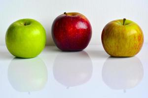 manzanas coloridas, frutas rojas, verdes y amarillas, aisladas en fondo blanco. foto