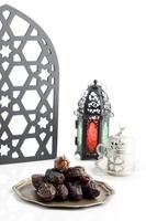 ramadan kareem con fechas premium y linterna árabe, copia espacio para texto. foto