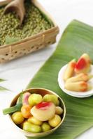 kanom look choup o kue ku buah frijol mungo con forma de fruta hecho con frijol mungo y azúcar foto