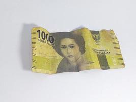 dinero indonesio, 1000 billetes aislados en un fondo blanco foto